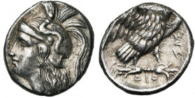 CALABRE, TARENTE, AR drachme, vers 280-272 av. J.-C. D/ T. casquée d''Athéna à g., le casque orné du monstre Scylla. R/ Chouette de f. sur un foudre, ...
