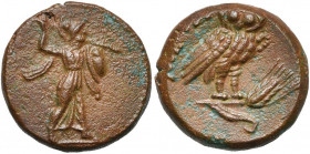 LUCANIE, METAPONTE, AE bronze, vers 330 av. J.-C. D/ Athéna Promachos deb. à d., brandissant une lance et ten. un bouclier. R/ Chouette à d. sur un ép...