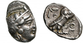 ATTIQUE, ATHENES, AR tétradrachme, vers 350-340 av. J.-C. Style Pi V. D/ T. casquée d''Athéna à d., le casque orné d''un fleuron et de trois feuilles ...