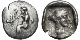 ARCADIE, Ligue arcadienne, AR drachme, 477-468 av. J.-C., Mantinée. D/ Zeus Lycaios trônant à g., ten. un long sceptre, la main g. posée sur son genou...