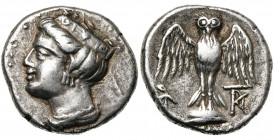 PONT, AMISOS, AR sicle, 5e-4e s. av. J.-C. D/ T. d''Héra à g., coiffée d''une stéphané décorée. R/ Chouette de f. sur un bouclier, les ailes ouvertes....