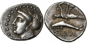 PAPHLAGONIE, SINOPE, AR drachme, vers 330-300 av. J.-C. D/ T. de la nymphe Sinope à g., portant boucle d''oreille et collier. R/ Aigle sur un dauphin ...