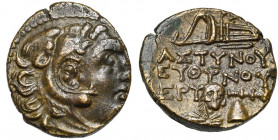 IONIE, ERYTHREES, AE bronze, 200-133 av. J.-C. D/ T. d''Héraclès jeune à d., coiffé de la dépouille de lion. R/ AΣTYNOY/ EYΘYNOY. Au-dessus, un arc da...