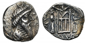 ROYAUME PERSE, Vadfradad III (2e s. av. J.-C.), AR drachme. D/ B. diad. à d., avec longue barbe, un croissant au sommet de la tête. R/ Autel du feu. A...