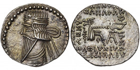 ROYAUME PARTHE, Artaban III (80-90), AR drachme, Ecbatane. D/ B. diad. à g. avec une longue barbe triangulaire. R/ Archer assis à d., ten. un arc. Sou...