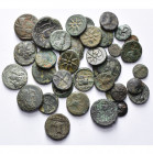 MACEDOINE, lot de 35 bronzes, dont Akanthos, T. d''Athéna/Roue (3), T. d''Athéna/Carré (TB à SUP); Amphipolis (3); Olynthos, T. d''Apollon/Trépied (2)...