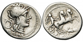 T. Cloulius, AR denier, 128 av. J.-C., Rome. D/ ROMA T. à d. Derrière, une couronne de laurier. R/ T.CLOVLI Victoire conduisant un bige à d. et ten. l...