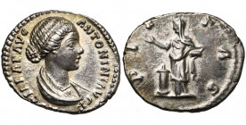 LUCILLA, femme de Lucius Verus, AR denier, 164-169, Rome. D/ LVCILLAE AVG- ANTONINI AVG F B. dr. à d. R/ PIETAS Pietas deb. à g., la main d. levée, te...