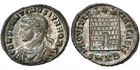 CONSTANTIN II César (317-337), AE follis, 324-325, Cyzique. D/ CONSTANTINVS IVN NOB C B. l., dr., cuir. à g. R/ PROVIDEN-TIAE CAESS/ SMKB Porte de cam...