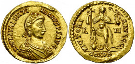 VALENTINIEN III (425-455), AV solidus, 440-455, Rome. D/ DN PLA VALENTI-NIANVS PF AVG B. diad., dr., cuir. à d. R/ VICTORI-A AVGGG/ R-M/ COMOB L''empe...