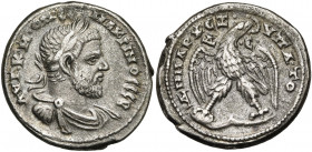SYRIE, ANTIOCHE, Macrin (217-218), bill. tétradrachme. D/ B. l., dr., cuir. à d. R/ ΔHMAPX EΞ VΠATO Aigle de f., t. à d., sur une patte d''animal, ten...