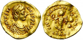 Justin Ier (518-527), AV tremissis, Constantinople. D/ B. diad., dr., cuir. à d. R/ VICTORIA AVCVSTORVM/ CONOB Victoire marchant à d., t. à g., ten. u...