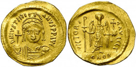 Justinien Ier (527-565), AV solidus, 542-565, Constantinople. Off. Γ. D/ B. casqué, cuir. de f., ten. un gl. cr. et un bouclier. R/ VICTORI-A AVCCCΓ/ ...