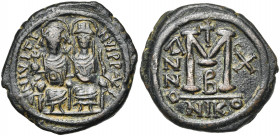 Justin II (565-578), AE follis, an 10, 574-575, Nicomédie. D/ Justin et Sophie trônant de f., Justin ten. un gl. cr. et Sophie un sceptre cr. R/ Grand...