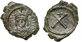 Tibère II Constantin (578-582), AE decanummi, 579-582, Constantinople. Index X large. D/ B. cour., dr., cuir. de f. R/ Grand X. Au-dessus, une croix. ...