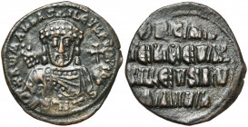 Romain Ier Lécapène (920-944), AE follis, 931-944, Constantinople. D/ B. cour. de f., ten. le labarum et un gl. cr. R/ Légende en quatre lignes. Sear ...
