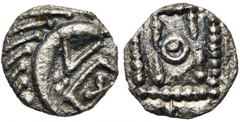 FRISE, AR sceat, vers 695-740. Série E. Type G. D/ T. dégénérée à d., contenant ...