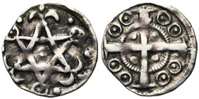 VLAANDEREN, Graafschap, AR kleine denarius, 1180-1220, Ieper. Vz/ Twee driehoeken met lelies en ringen op de uiteinden, tussen punten. Kz/ Gevoet krui...