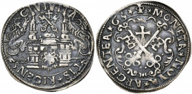 LIVONIE, RIGA, Période d''indépendance (1562-1581), AR 1/2 Mark, 1565. D/ Un lion dans une porte de ville fortifiée tenue par deux lions. Au-dessus, c...