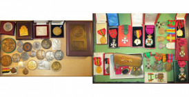 lot de 25 médailles, dont: Belgique, 1867, Hart, Première communion d'Alice De Breyne (AE doré); 1898, Société protectrice des enfants martyrs (AR, éc...