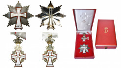 DANEMARK, Ordre du Danebrog, ensemble de grand-croix, plaque en argent, bijou en vermeil au monogramme de la reine Margrethe II et écharpe dans un écr...