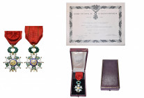 FRANCE, Ordre de la Légion d’honneur, étoile d''officier en or, modèle de la Troisième République, dans un vieil écrin de Lemaître à Paris (léger manq...