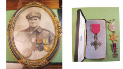 GRANDE-BRETAGNE, photographie encadrée avec trois décorations et une médaille souvenir ayant appartenu à un militaire du Royal Artillery dont l’identi...