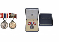 GRANDE-BRETAGNE, King''s medal for courage in the cause of Freedom, en argent, avec ruban monté en nœud pour femmes, dans son écrin d’origine de la Ro...