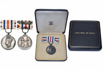 GRANDE-BRETAGNE, King''s medal for service in the cause of Freedom, en argent, avec ruban monté en nœud pour femmes, dans son écrin d’origine de la Ro...