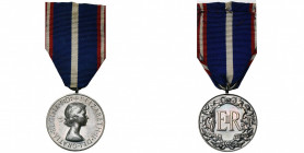 GRANDE-BRETAGNE, Royal Victorian Medal à l’effigie d’Elisabeth II, en argent, avec agrafe en argent détachée du ruban, dans son écrin de la Royal Mint...