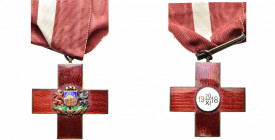 LETTONIE, Ordre de la Croix-Rouge lettonne, croix de 1e classe en vermeil et émail, avec cravate. L''émail d''une branche brisé au revers.
Provient d...