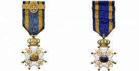 PAYS-BAS, Ordre du Lion néerlandais, croix de chevalier en or, avec barrette en or et miniature de l''Ordre sur le ruban insolé. Légers manques aux ém...