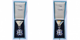 SERBIE, Ordre de Saint-Sava, croix de chevalier (5e classe), 3e type, au manteau vert (1921-1941), avec ruban triangulaire insolé et taché. Ecrin Hugu...