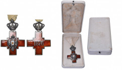SERBIE et YOUGOSLAVIE, croix de la société de la Croix-Rouge en argent (62 x 40 mm), avec couronne, ruban blanc triangulaire pour hommes en temps de p...