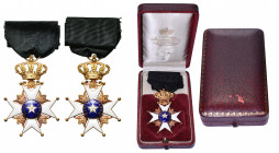 SUEDE, Ordre de l''Etoile polaire, croix de chevalier en or, avec ruban noir d’application jusqu’en 1975, dans un écrin de Carlman à Stockholm (avec u...