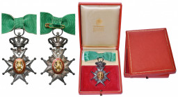 SUEDE, Ordre de Vasa, croix en argent, centres en or (classe apparue en 1895), avec ruban monté sur un nœud avec épingle pour dames, dans un écrin de ...