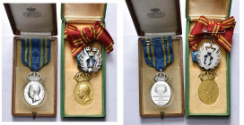 SUEDE, lot de 3 distinctions militaires : 2 médailles de mérite à l’effigie de Gustav VI Adolf (1950-1973), l’une en argent pour le centre d’entraînem...