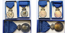 SUEDE, lot de 3 médailles de mérite en argent pour serviteurs de la maison royale à l’effigie de Gustav VI Adolf, avec revers lisse, dans leur boîte e...