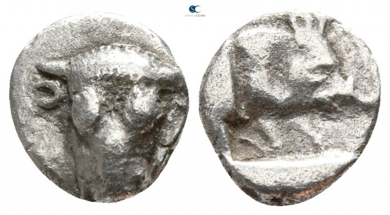 Phokis. Federal Coinage 480-421 BC.
Obol AR

8mm., 0,74g.

Bull's head faci...