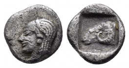 TROAS.Kebren.(5th century BC).Diobol.

Obv : Archaic head of Apollo to left.

Rev : Head of ram left within incuse square.
SNG Ashmolean 1086.
RARE.

...