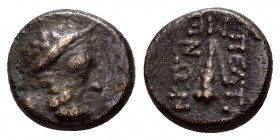 PHRYGIA.Peltai.(2nd-1st centuries BC).Ae.

Obv : Laureate head of Zeus to right.

Rev : ΠΕΛΤΗΝΩΝ.
Club.
BMC 7.

Condition : Red-brownish patina.Fine.
...