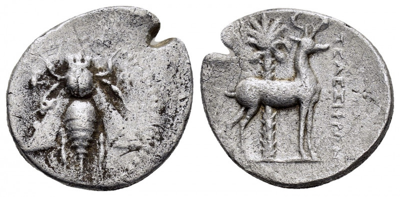 PHOENICIA. Arados.(Circa 172/1-111/0 BC).Drachm.

Obv : Bee; monogram (date) to ...