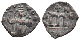 Constans II (641-668), AE follis. Constantinople.
Obv: EN T૪TO NIKA; Constans II standing facing, wearing crown surmounted by cross, holding long cros...