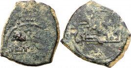 Taifa de Toledo y Valencia. Yahya al-Mamun. Monedita de cobre, sin orlas. (Similar a V. 1099 y Prieto 332, pero en cobre). 1,28 g. BC.
