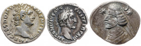 Lote formado por 2 denarios (Domiciano y Antonino pío) y 1 dracma del Imperio Parto. Total 3 monedas. A examinar. MBC-/MBC.