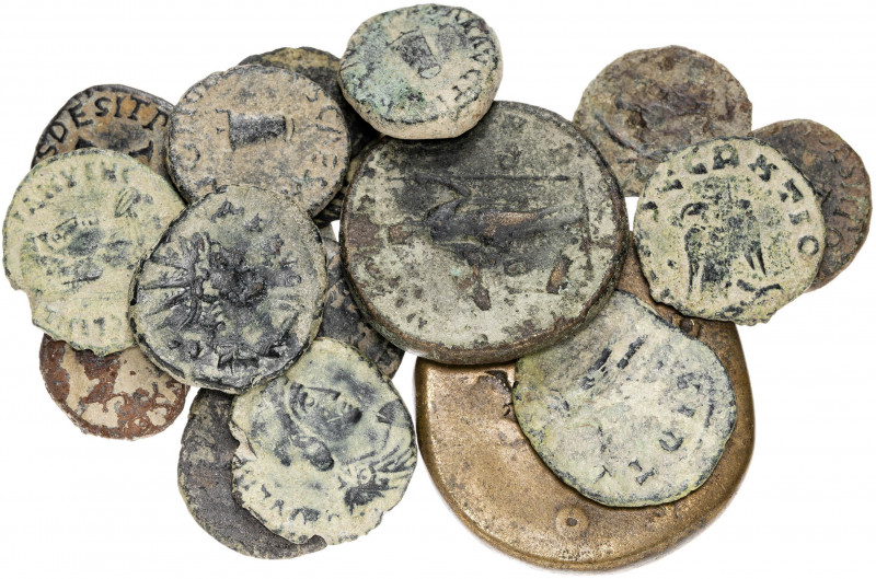 Lote de 17 monedas romanas de diferentes períodos. A examinar. BC-/MBC.