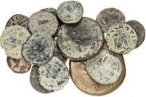 Lote de 17 monedas romanas de diferentes períodos. A examinar. BC-/MBC.