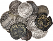 Lote de 12 monedas españolas, cinco en plata, más 2 monedas de plata portuguesas. 14 en total. A examinar. BC/MBC.