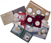 Lote de 39 monedas de diversos países, todas en plata salvo tres. Incluye estuches y expositores oficiales. A examinar. MBC+/Proof.