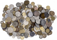 Lote de 353 monedas de diversos países, varias españolas. Incluye, además, 14 billetes. A examinar. BC/EBC.